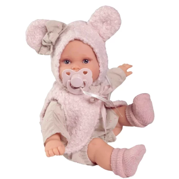 Говореща кукла бебе Кика с меко тяло, с биберон в устата, розова пухкава качулка с ушички и панделка, и розови чорапки.