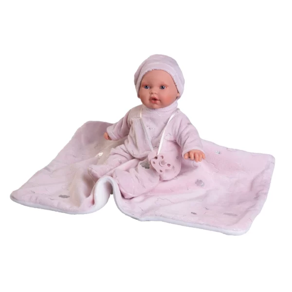 Говорещо бебе Кика с биберон и одеяло - меко тяло и звуков механизъм, 27 см, седнало на розово одеяло с бял кант, облечено в розов гащеризон и шапка.