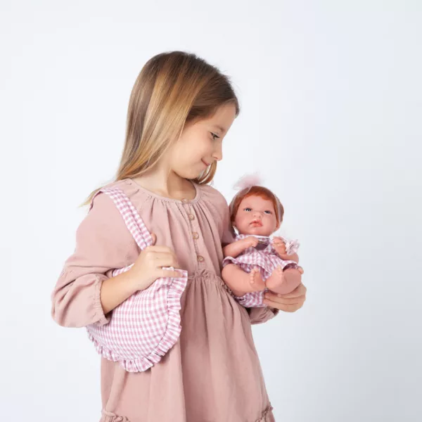 Дете гледа с любов кукла бебе Тонета с рижа коса и розова рокличка на каре