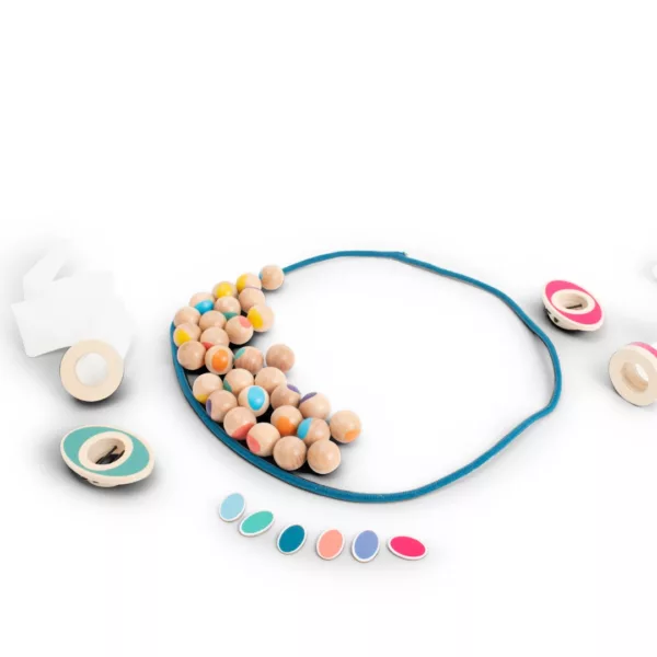 Забавна детска игра с топчета Plop it от BS Toys с дървени топки и цветни дискове 6+