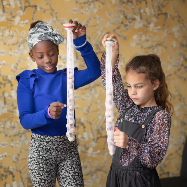 Забавна детска игра с топчета Plop it от BS Toys с дървени топки и текстилна мрежа 6+