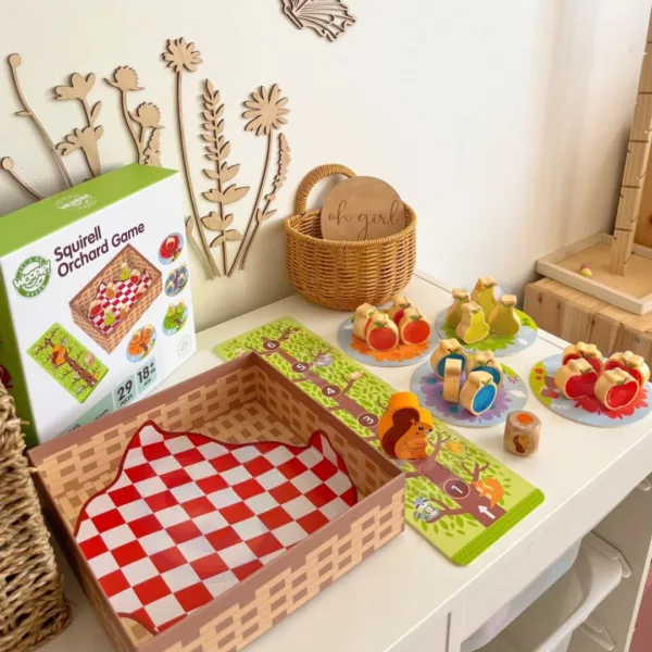 Детска настолна игра Катерица в овощната градина Tooky Toy дървени части подредени