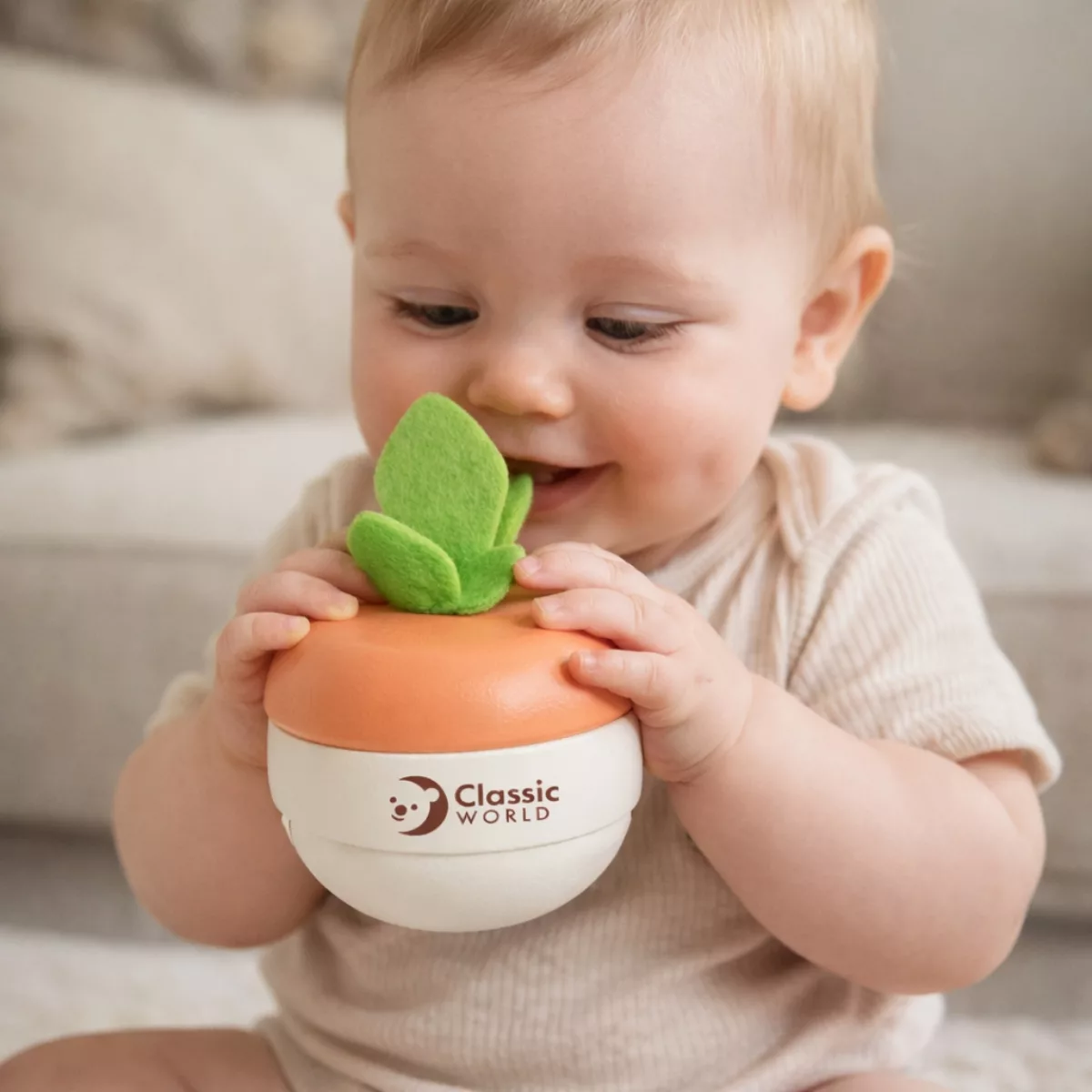 Бебе играе със сензорна дървена играчка морков Classic World 6-12 месеца