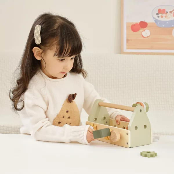 Дете играе с комплект дървени инструменти PolarB Viga Toys