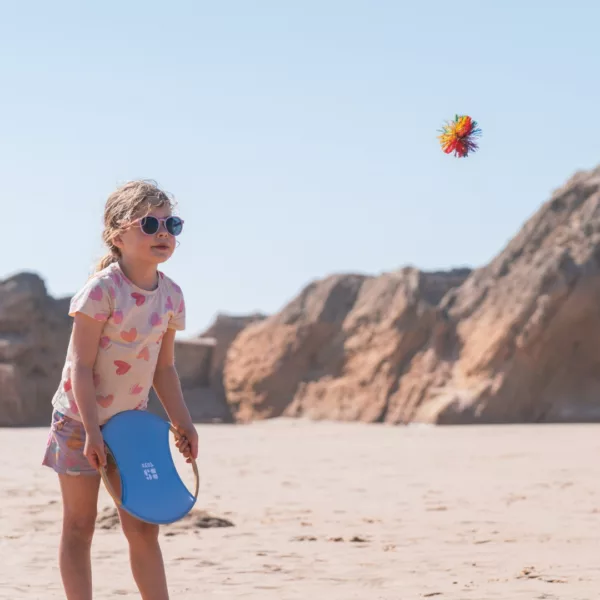 Бамбуков комплект за тенис с пулче от BS Toys синя ракета и цветно пухкаво пулче 4+