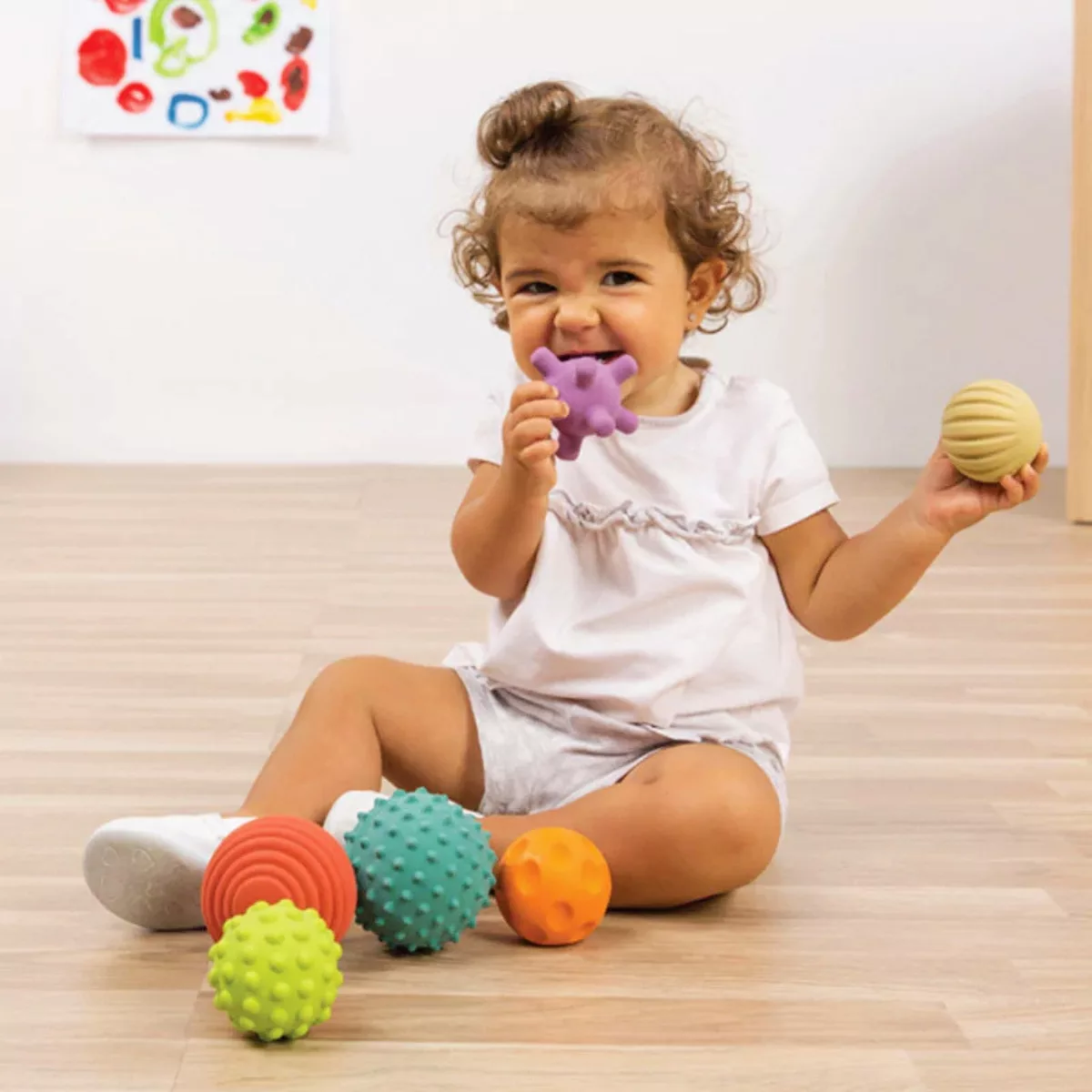 Дете играе със сензорни топки развива координация и двигателни умения