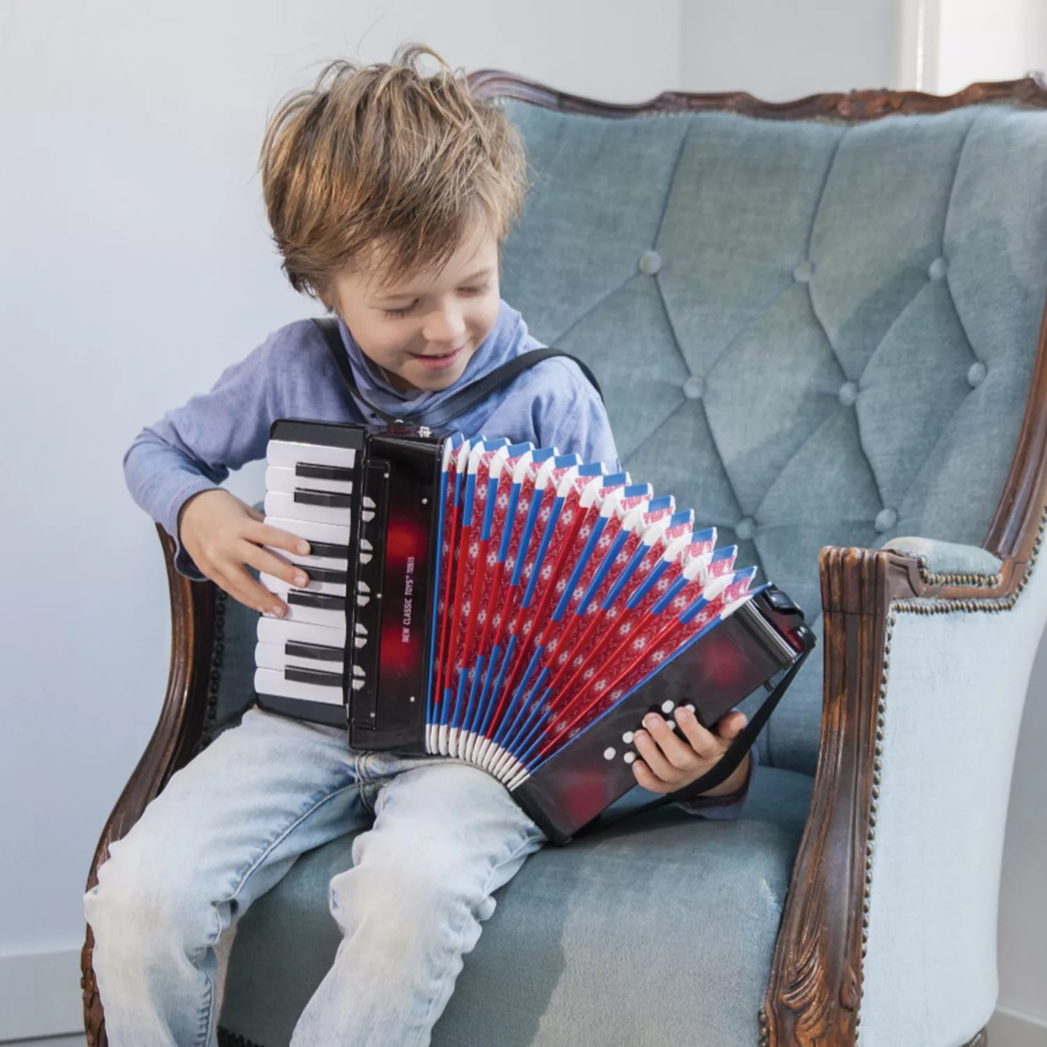 Класически детски акордеон New Classic Toys с дете в музикална игра