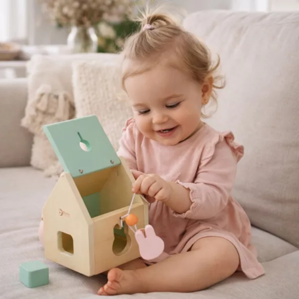 Бебе играе с дървена Монтесори кутия Classic World играчки за развитие 12-18 месеца