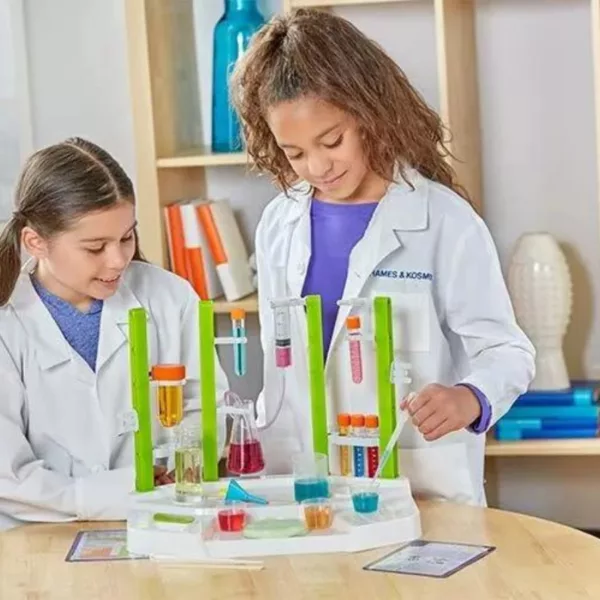 Момичета експериментират с Детска химична станция – STEAM комплект Thames & Kosmos