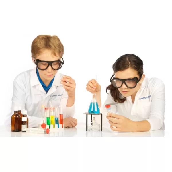 Деца експериментират с комплект Химия C500 Thames & Kosmos – STEM игра за ученици