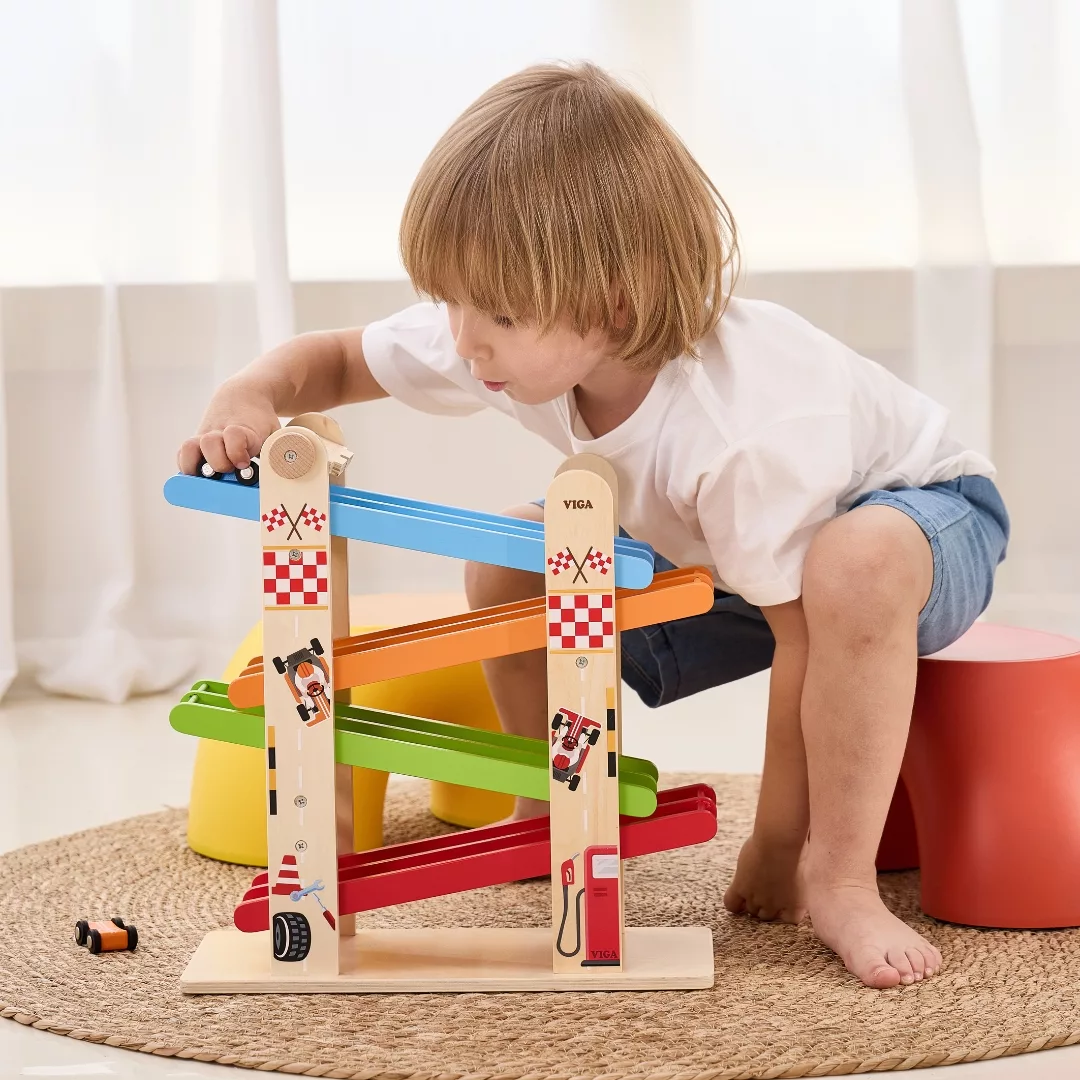 Дете играе с дървена двойна състезателна писта с коли VIGA Toys