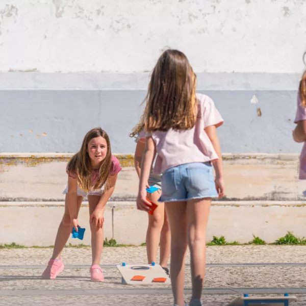 Игра за ловкост Корнхол BS Toys с цветни торбички и дървена дъска навън