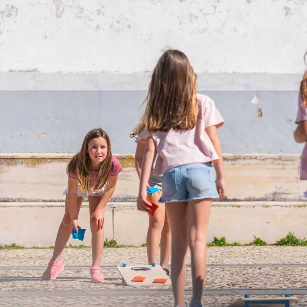 Игра за ловкост Корнхол BS Toys с цветни торбички и дървена дъска навън