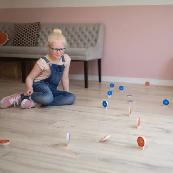 Уцели цветните мишени – BS Toys игра за точност с дървени мишени на пода за 6+