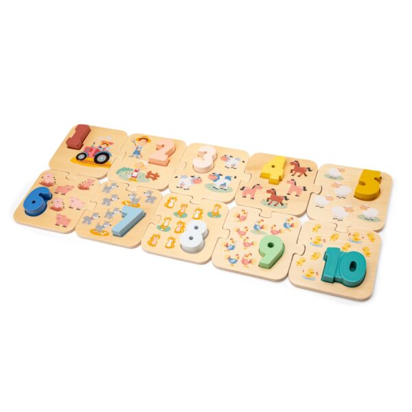 Пъзел за броене до 10 с дървени цифри и илюстрации на животни от фермата, подреден върху бяла повърхност