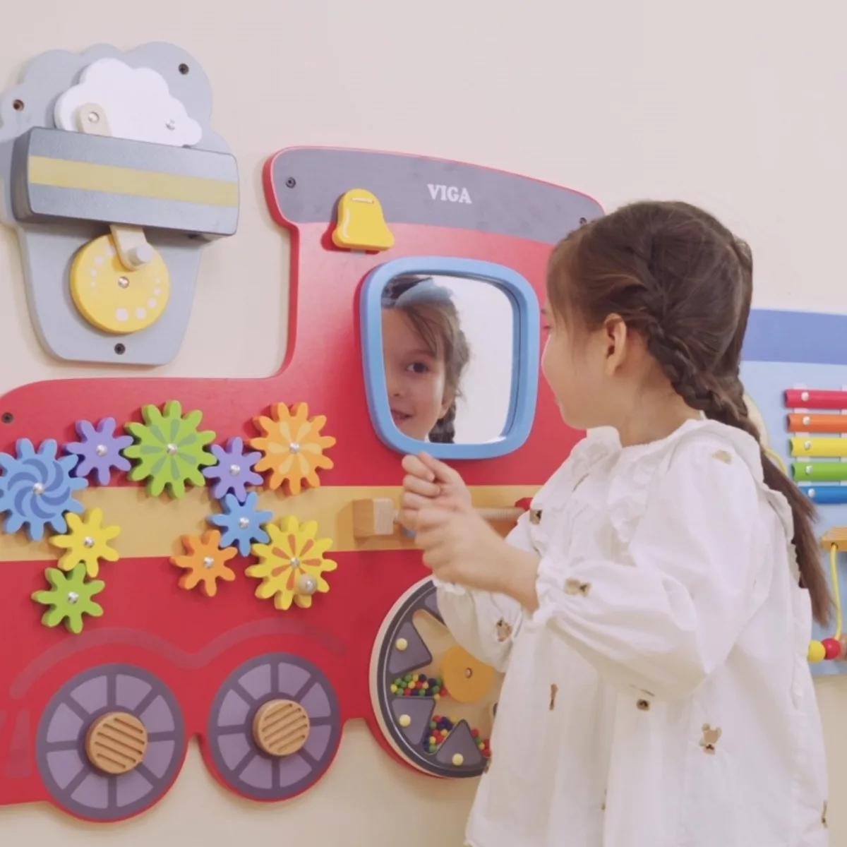 Дървена сензорна дъска влак Viga Toys с огледало и цветни зъбни колела за деца