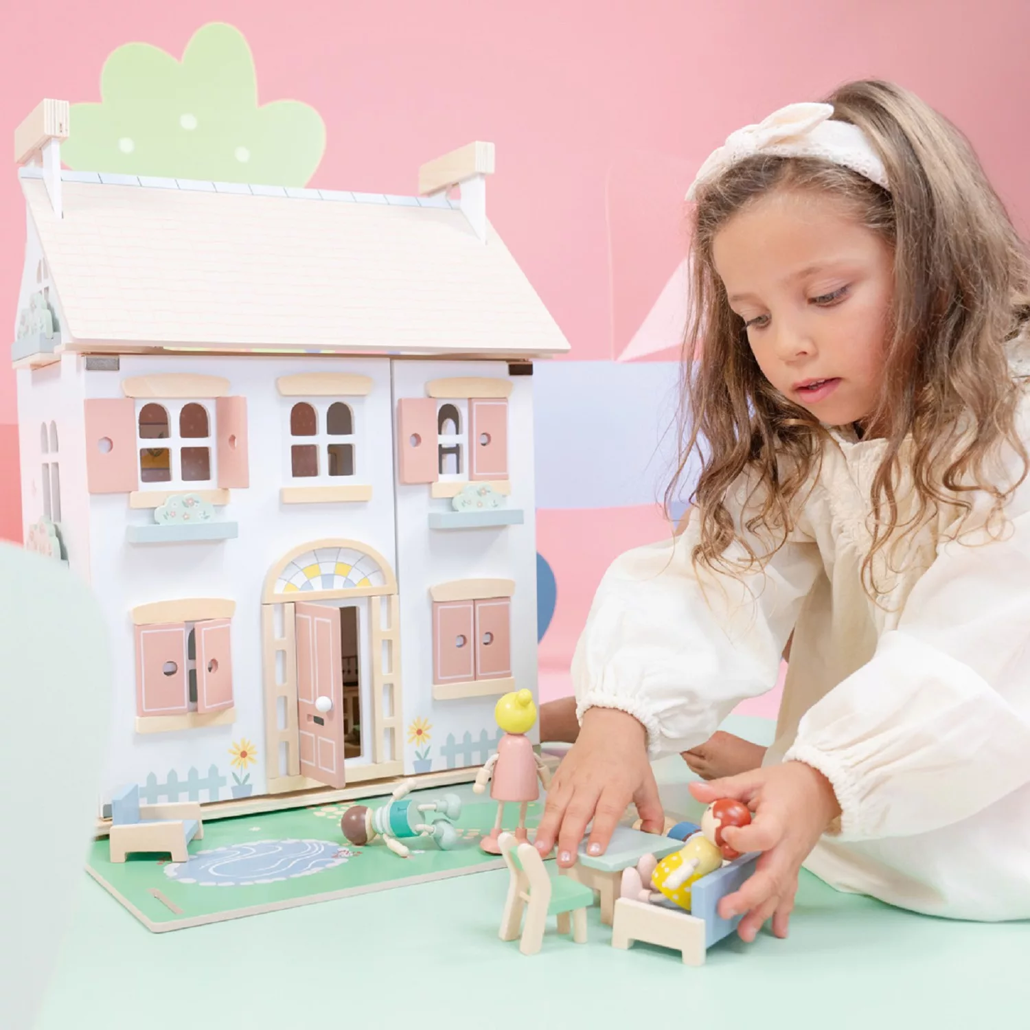 Дървена къща за кукли с мебели New Classic Toys, дете играе с кукли