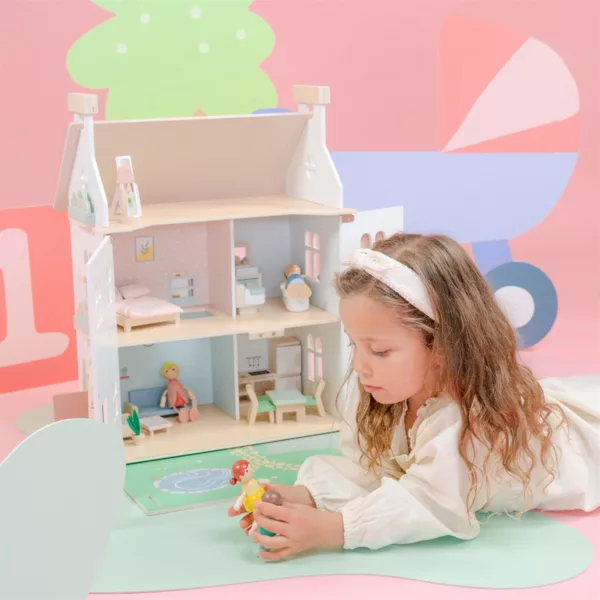 Дървена къща за кукли с мебели New Classic Toys, момиче в ролева игра