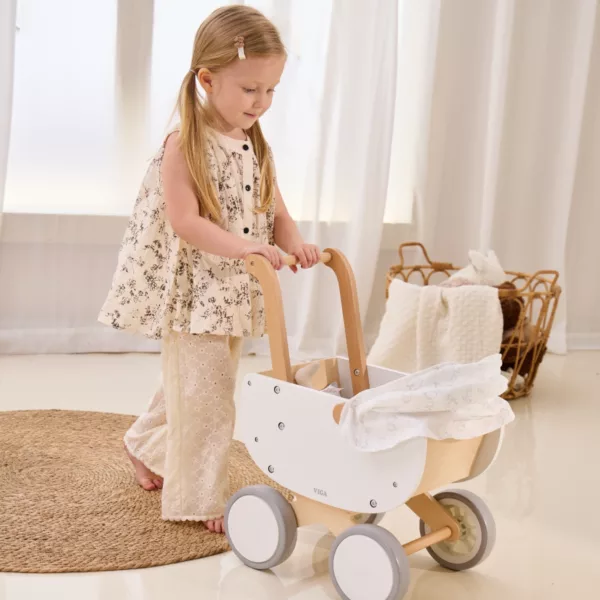 Дървена количка за кукли Viga Toys бяла за бутане и ролева игра за деца над 3 години