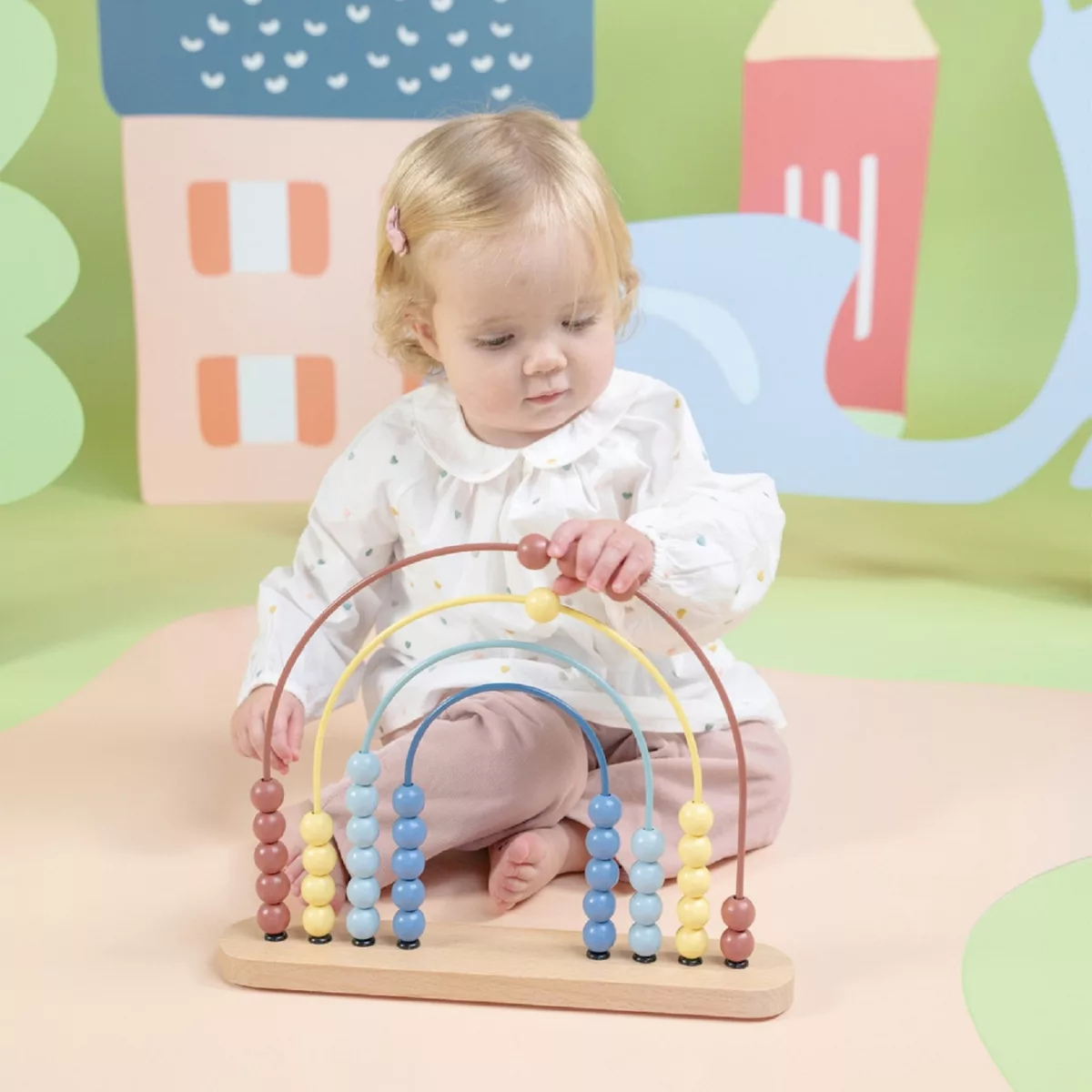 Дете играе с детско сметало Дъга New Classic Toys с пастелни мъниста 3+