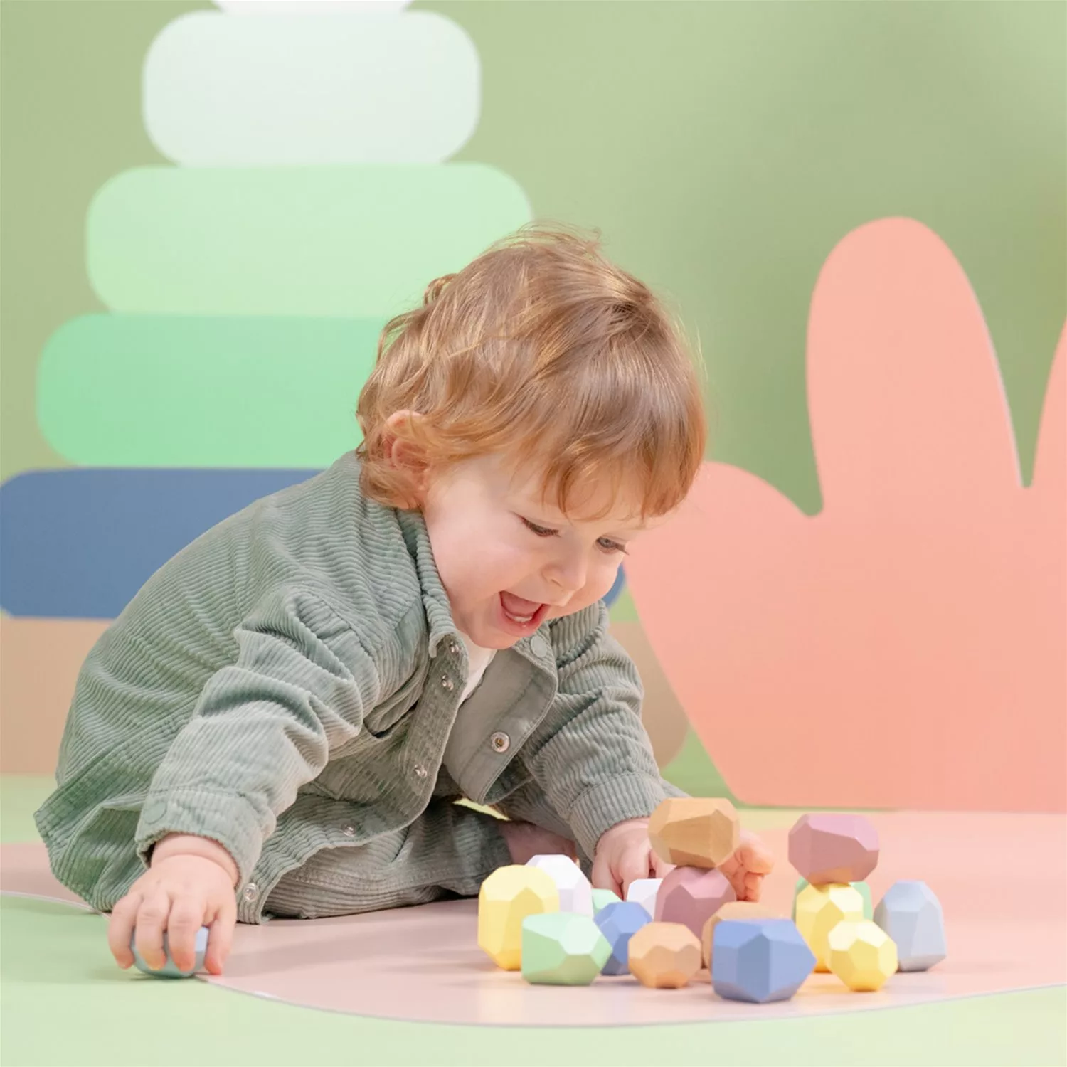 Дете играе с Монтесори игра за баланс с цветни дървени камъчета