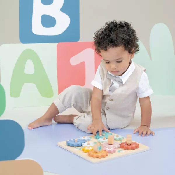 Дете играе с дървен пъзел със зъбчати колела Градина New Classic Toys 3+