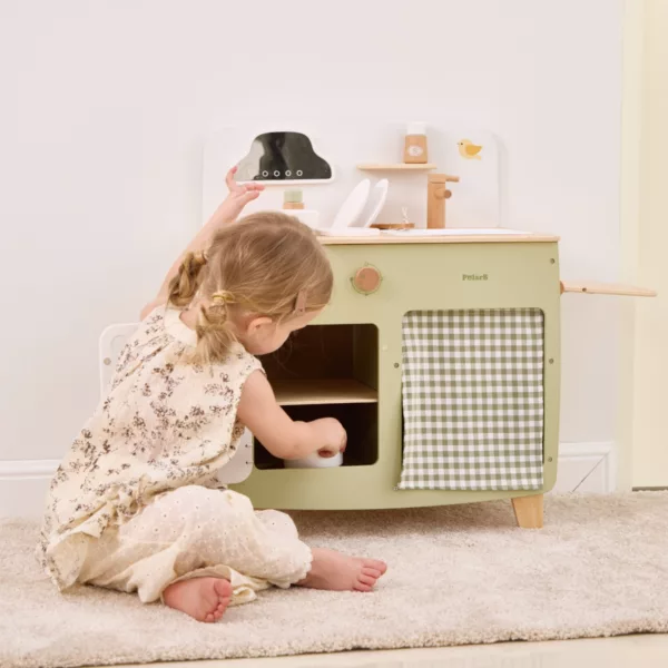 Момиченце играе с PolarB компактна детска дървена кухня за игра VIGA Toys