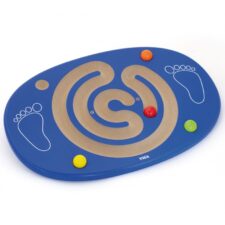 Дете играе с дървен баланс борд VIGA Toys – развива баланс и координация