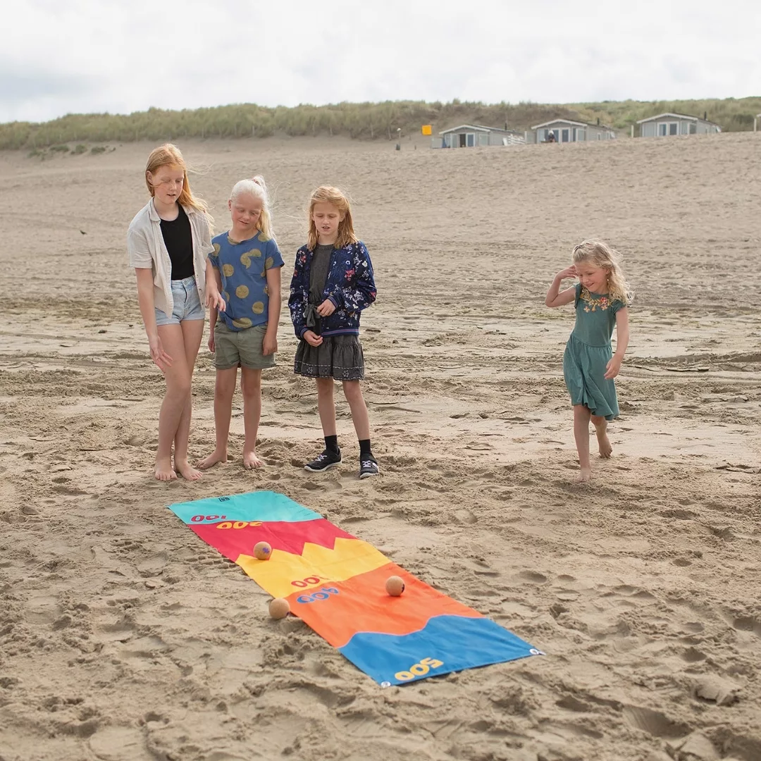 Забавна игра за точност с топки Roll and Stop от BS Toys постелка