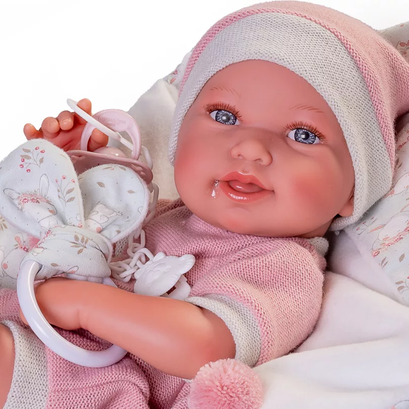Кукла бебе Пипа с розово-бяла шапка и сини очи държи дрънкалка с животинки