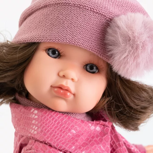 Близък план кукла Белла с розов берет помпон и светли очи