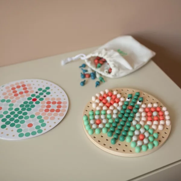 Дървена мозайка с примерни карти – BS Toys игра за фина моторика у дома 4+