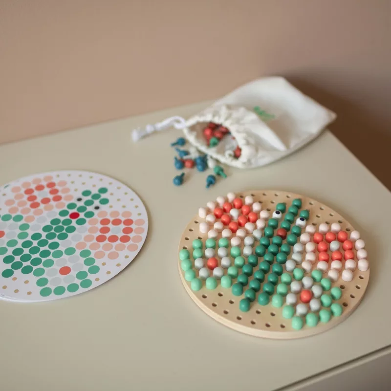 Дървена мозайка с примерни карти &ndash; BS Toys игра за фина моторика у дома 4+