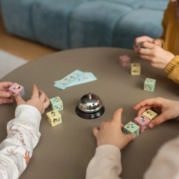Детска настолна игра Бързи кубчета с дървени кубчета и звънец за деца 6+