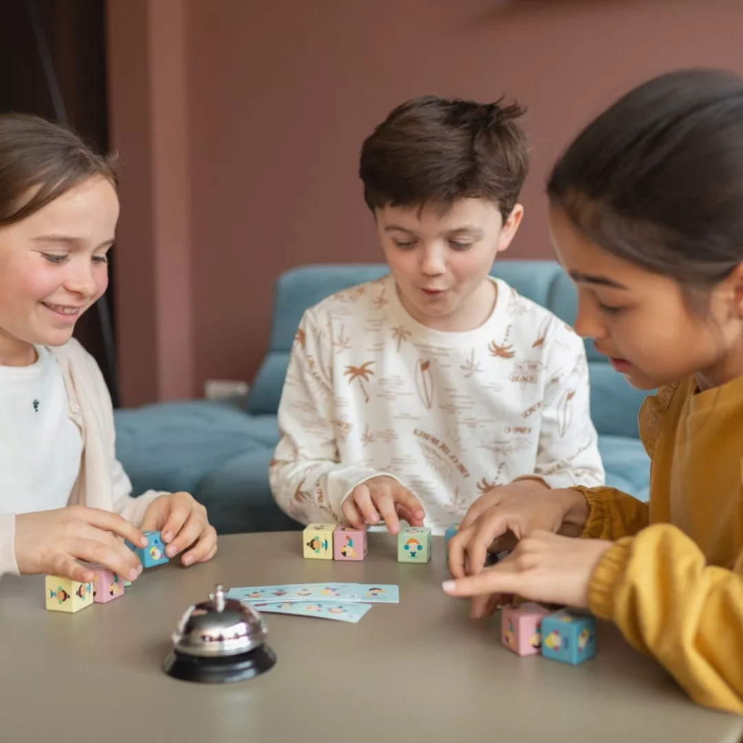 Детска настолна игра Бързи кубчета с цветни дървени блокчета за 2-4 деца