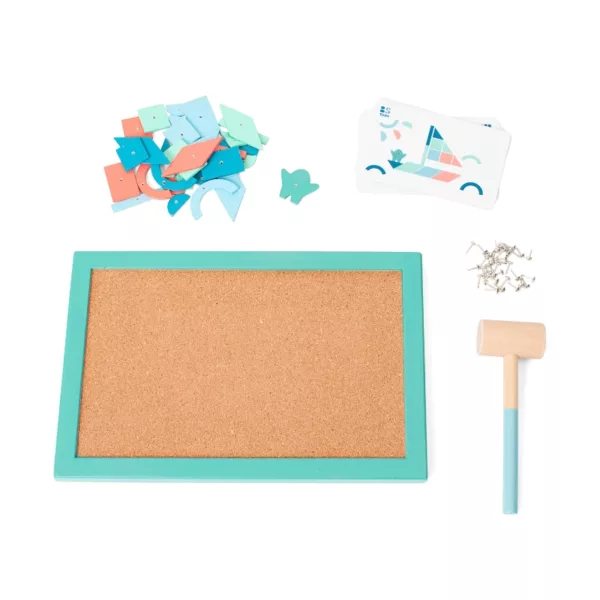 Игра с чукче и пирони от BS Toys с коркова дъска и дървени цветни форми за 4+ години