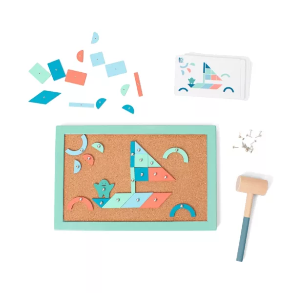 Игра с чукче и пирони от BS Toys с дървени форми върху коркова дъска за деца 4+