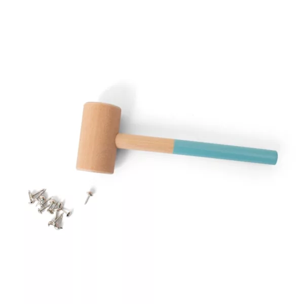 Игра с чукче и пирони от BS Toys с дървено чукче и метални пирони за 4+