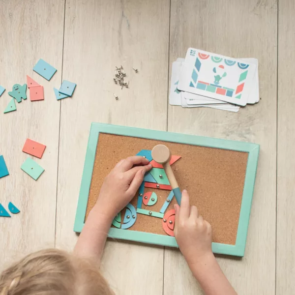 Игра с чукче и пирони от BS Toys с коркова дъска и дървени фигури за 4+ години