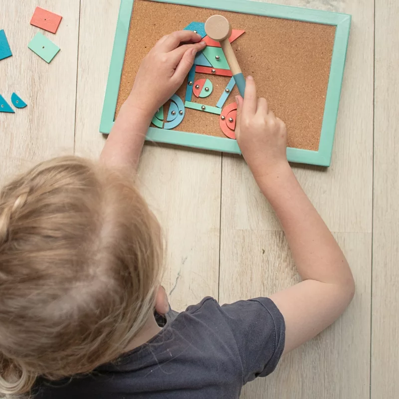 Игра с чукче и пирони от BS Toys с дървени фигури и коркова дъска за деца 4+