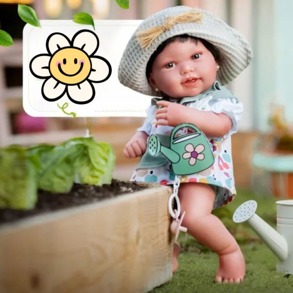 Кукла бебе Пипа със сламена шапка и лейка до малка градинка с листа и усмихнато цвете