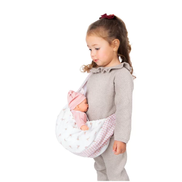 Кукла бебе Рая с розов сак за носене – меко тяло и биберон, 27 см, в ръцете на малко момиченце, носена в специалната текстилна чантичка с розово-бяло каре.