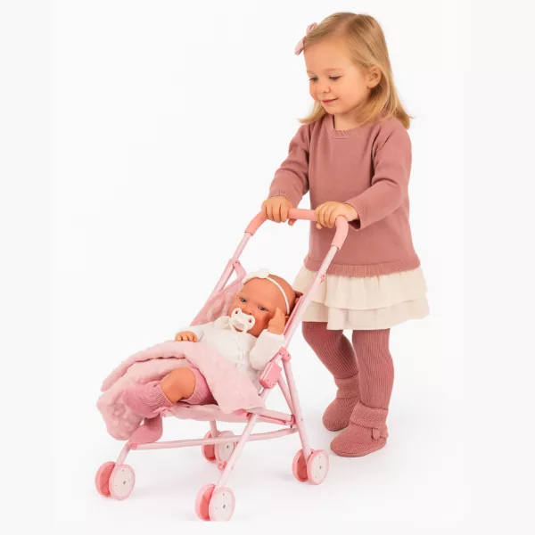 Малко момиченце бута розова количка с реалистична кукла бебе вътре