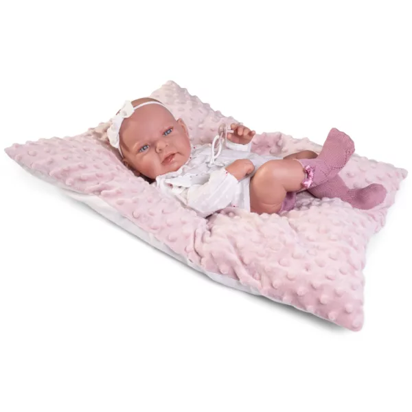 Бебе Леа с бяла лента за глава и сини очи върху розова възглавница с релефна текстура