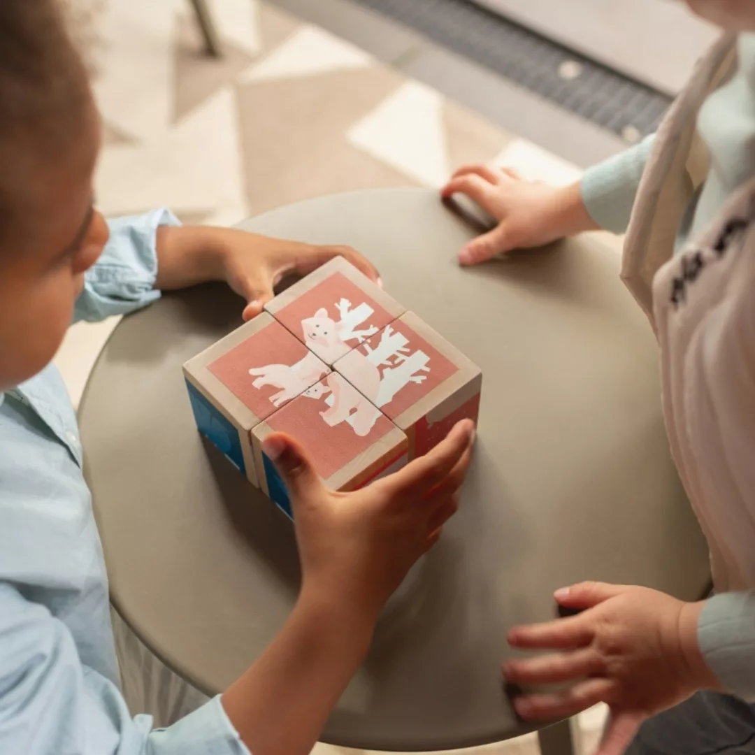 Пъзел от кубчета Арктика с дървени блокчета и полярна мечка за 18+ месеца