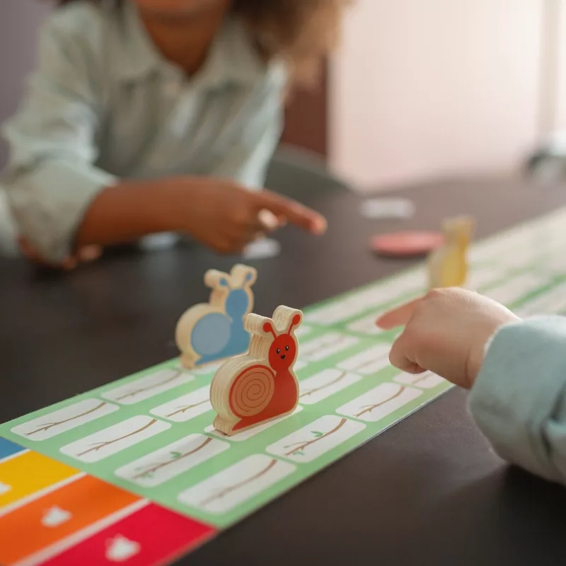 Състезание с охлюви от BS Toys с цветни дървени фигурки за деца над 4 години