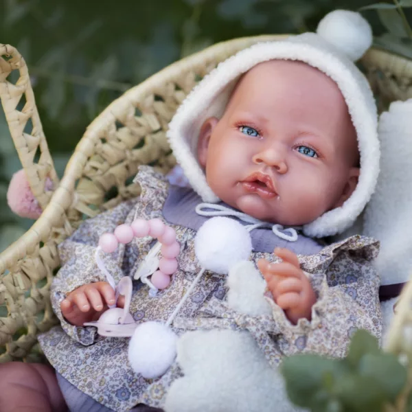 Реалистична бебе кукла в плетена кошница с овчица играчка