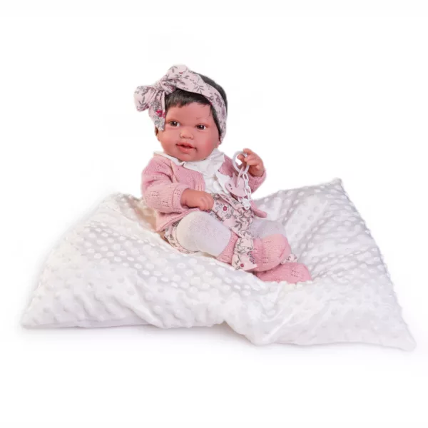Винилова кукла бебе Пипа с розова жилетка седи на пухкава възглавница