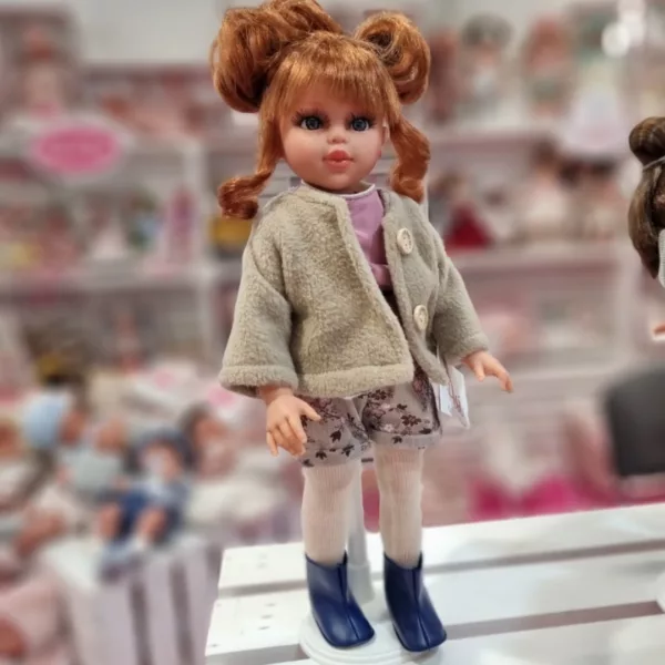 Кукла в магазин за играчки с червена коса сиво палто демонстрация продукт