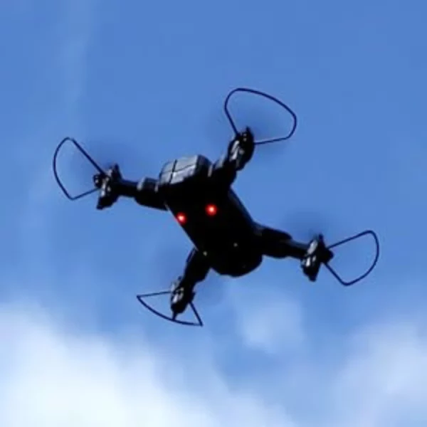 Дрон за начинаещи - Mini Air Spider PRO по време на полет с LED светлин